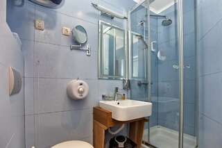 Гостевой дом Rooms & Apartments Kristina Romantica Тиват Стандартный двухместный номер с 1 кроватью и видом на море-6